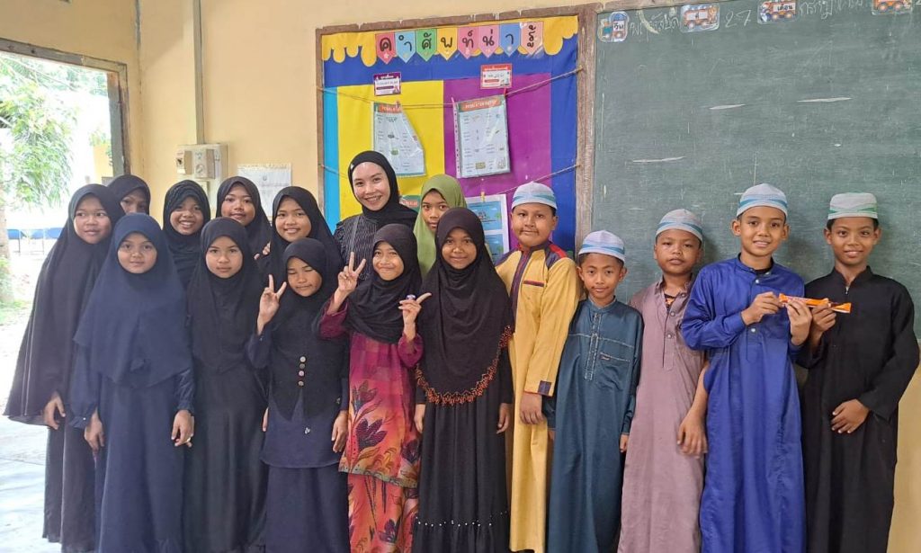 Mahasiswi UIN Antasari Kesya Fitriah Azizah berfoto bersama dengan para anak didik Rak Islam School Thailand