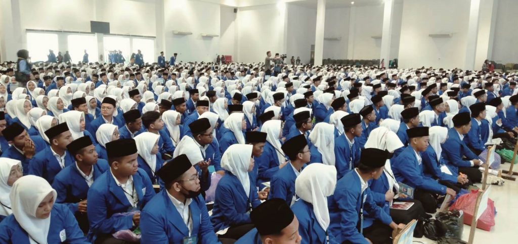 Para mahasiswa baru peserta PBAK 2023 saat mendengarkan saksama materi Rektor UIN Antasari (Foto:Humas/Hadi Rustami)