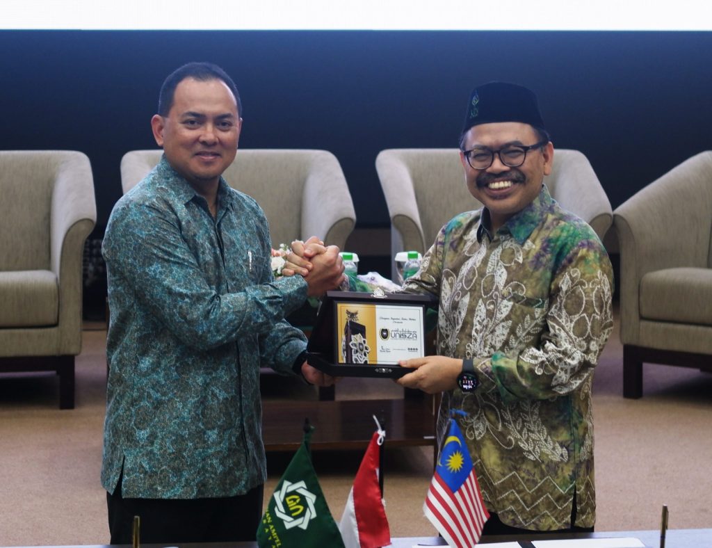 Perwakilan Unisza Malaysia saat menyerahkan kenang-kenangan (Foto:FSH UINSA)