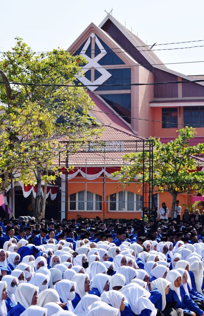 Peserta PBAK 2023 saat memenuhi halaman Gedung PSB Kampus 1 (Foto:Humas/Achmad Magfur)