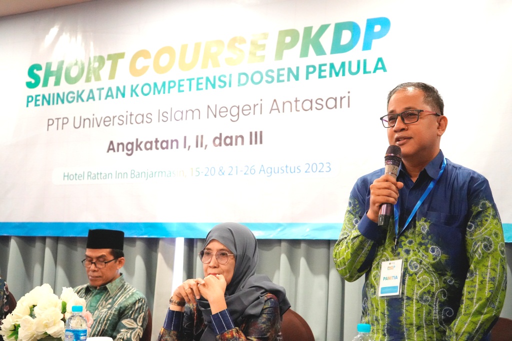 Prof. Dr. Syaugi, M.A., M.A., CIIQA., Ketua Panitia Pelaksana PKDP 2023 PTP UIN Antasari Banjarmasin saat menyampaikan laporannya (Foto Humas Achmad Magfur) - Copy