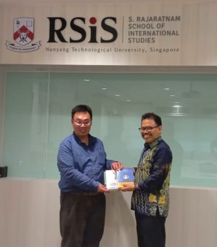 Rektor UIN Antasari Banjarmasin Prof. Dr. H. Mujiburrahman, M.A. (kanan) saat menyerahkan kenang-kenangan berupa 2 karyanya kepada perwakilan RSIS, yakni Alex Arifianto.