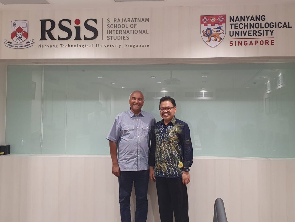 Rektor UIN Antasari Banjarmasin Prof. Dr. H. Mujiburrahman, M.A. saat berfoto bersama Leonard C. Sebastian, peneliti dari RSIS.