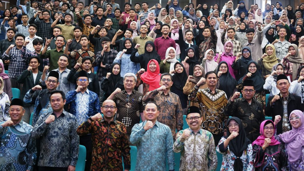 Rektor UIN Antasari Banjarmasin Prof. Dr. H. Mujiburrahman, M.A. saat berfoto bersama di Kampus UINSA Surabaya (Foto:FSH UINSA)