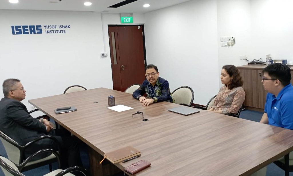 Rektor UIN Antasari Banjarmasin Prof. Dr. H. Mujiburrahman, M.A. (tengah) saat menjajaki kerja sama dengan ISEAS Singapura.