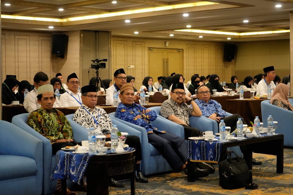 Rektor UIN Antasari Prof. Dr. H. Mujiburrahman, M.A. (dua dari kanan) saat mengikuti pembukaan PKDP 2023 secara daring (Foto:Humas/Achmad Magfur)