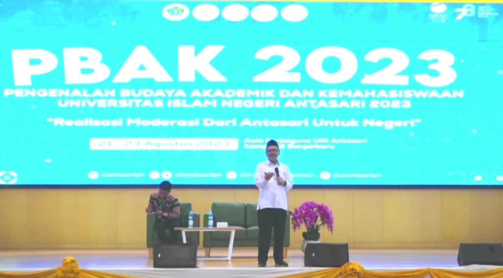 Rektor UIN Antasari Prof. Dr. H. Mujiburrahman, M.A. saat mengisi materi pertama PBAK 2023 di Kampus 2 (Foto Tangkapan Layar Video Aliran Langsung di YouTube) - kompres