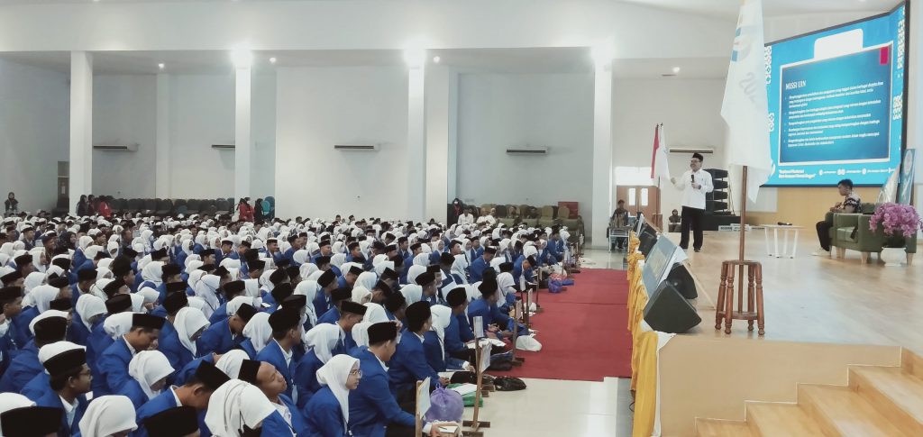 Rektor UIN Antasari Prof. Dr. H. Mujiburrahman, M.A. saat menjadi pemateri pertama PBAK 2023 (Foto:Humas/Hadi Rustami)