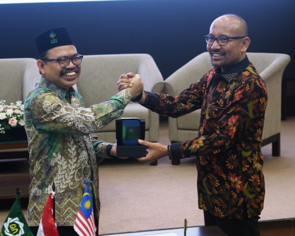 Rektor UIN Antasari Prof. Dr. H. Mujiburrahman, M.A. saat menyerahkan kenang-kenangan kepada Rektor UINSA (Foto:Dok FSH UINSA)