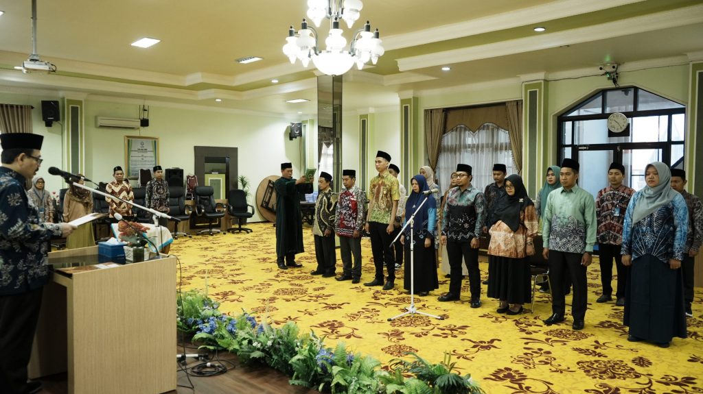 Rektor UIN Antasari saat melantik 15 pejabat baru (Foto:Humas/Hadi Rustami)