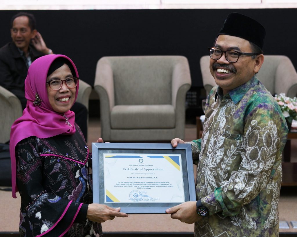 Rektor UIN Antasari saat menerima penghargaan atas partisipasi menjadi pembicara konferensi internasional (Foto:Dok FSH UINSA)