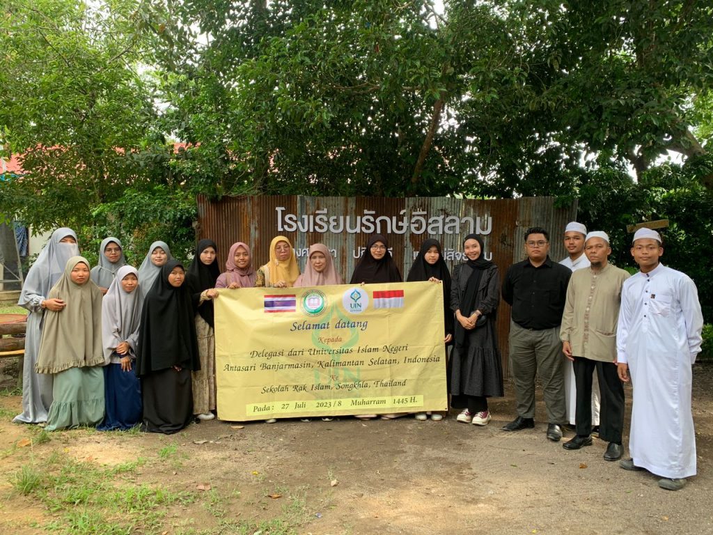 Rombongan UIN Antasari Banjarmasin saat mampir ke sekolah tempat Niksah Uma mengajar yang memiliki banyak kebun di halaman depan sekolah