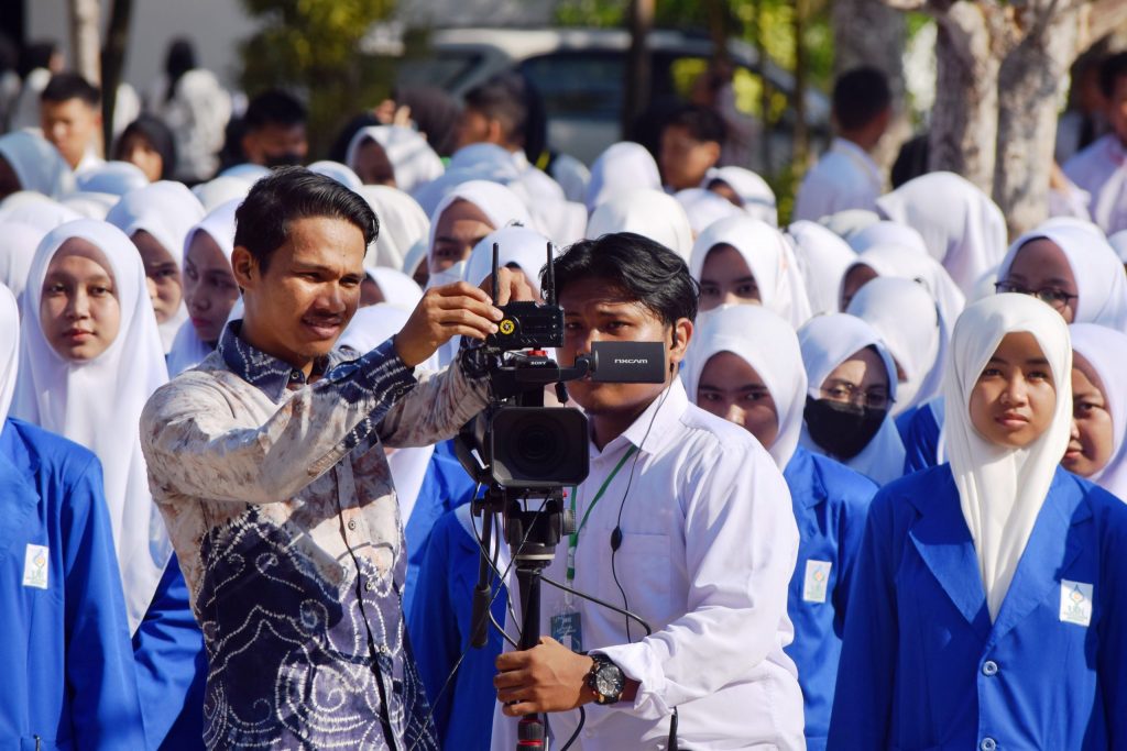 Videografer Humas UIN Antasari Yulida Rifani, Amd. saat membantu kelancaran aliran langsung via YouTube (Foto:Humas/Achmad Magfur)