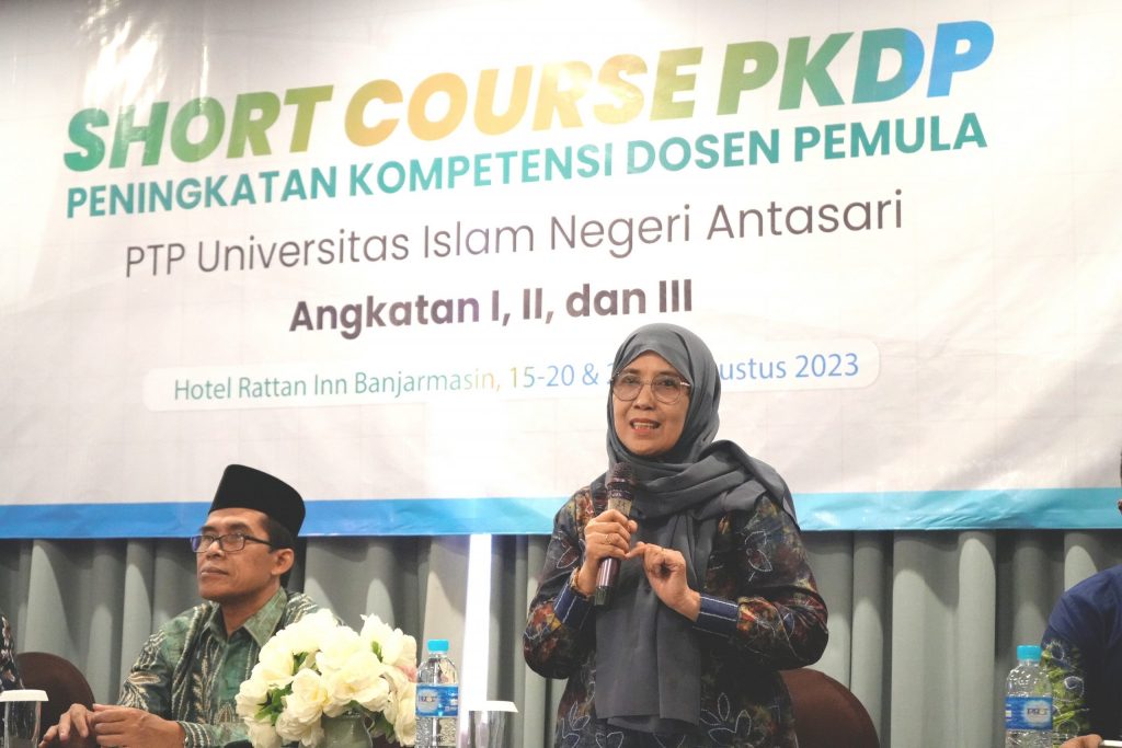 Wakil Rektor UIN Antasari Bidang Akademik dan Kelembagaan Dr. Hj. Nida Mufidah, M.Pd. saat memberikan sambutan (Foto:Humas/Achmad Magfur)