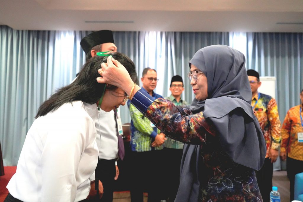 Wakil Rektor UIN Antasari Bidang Akademik dan Kelembagaan Dr. Hj. Nidah Mufidah saat menutup secara simbolis In Service Training PKDP 2023 Angkatan III (Foto:Humas/Achmad Magfur)