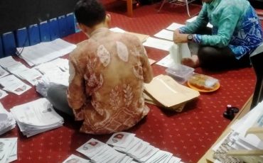 Adi Wahyu Ilhami, S.H.I., M.H. (kanan) saat dibantu Nico Erlin Pradana, S.Pd saat menuntaskan pelayanan ijazah (Foto Fakultas Syariah)