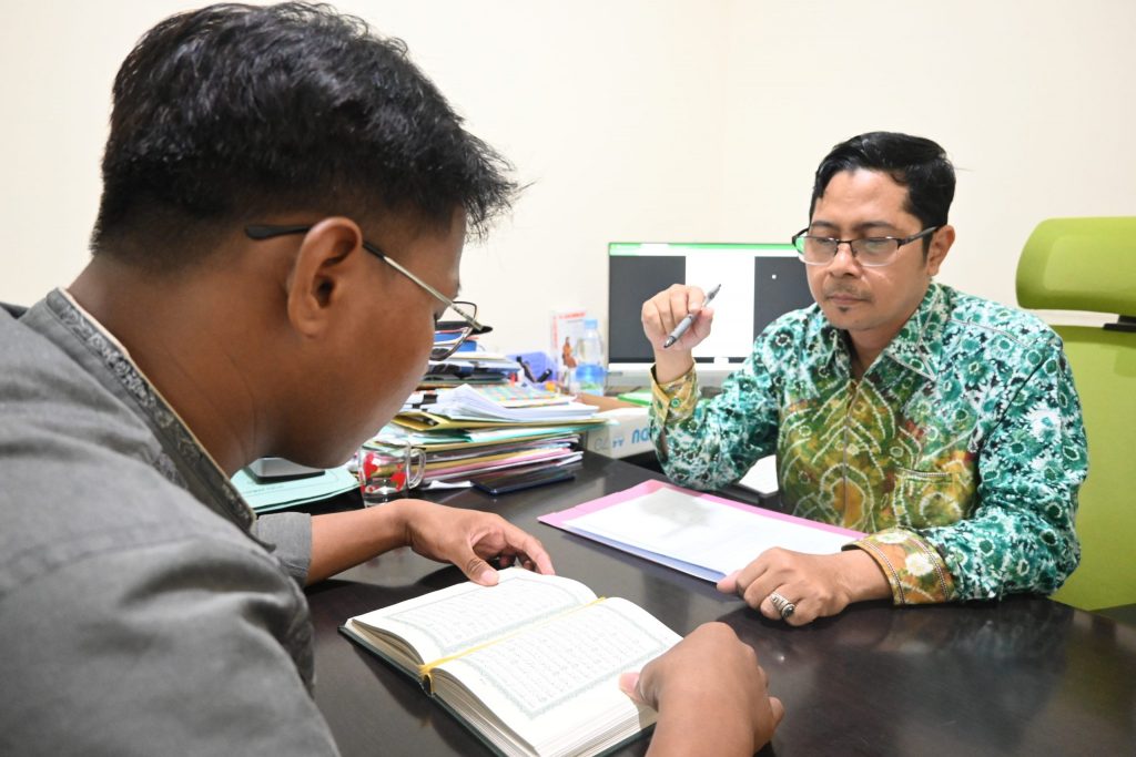 Ahmad Rifa'i, S.Ag., M.H.I. saat mentes kemampuan bacaan Al-Qur'an para peserta (Foto:Humas/Achmad Magfur)