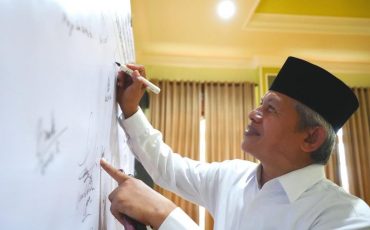 Dekan FDIK UIN Antasari Dr. H. Muhammad Abduh, M.A. saat menandatangani komitmen menuju WBBM (Foto Humas Achmad Magfur) - Copy