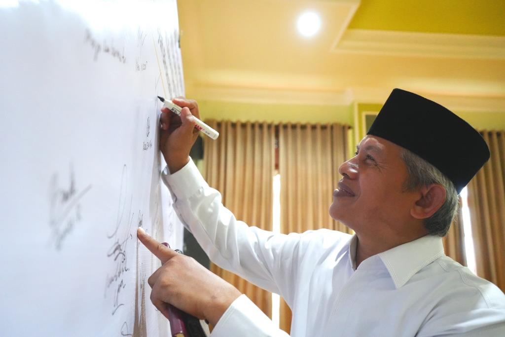 Dekan FDIK UIN Antasari Dr. H. Muhammad Abduh, M.A. saat menandatangani komitmen menuju WBBM (Foto Humas Achmad Magfur) - Copy
