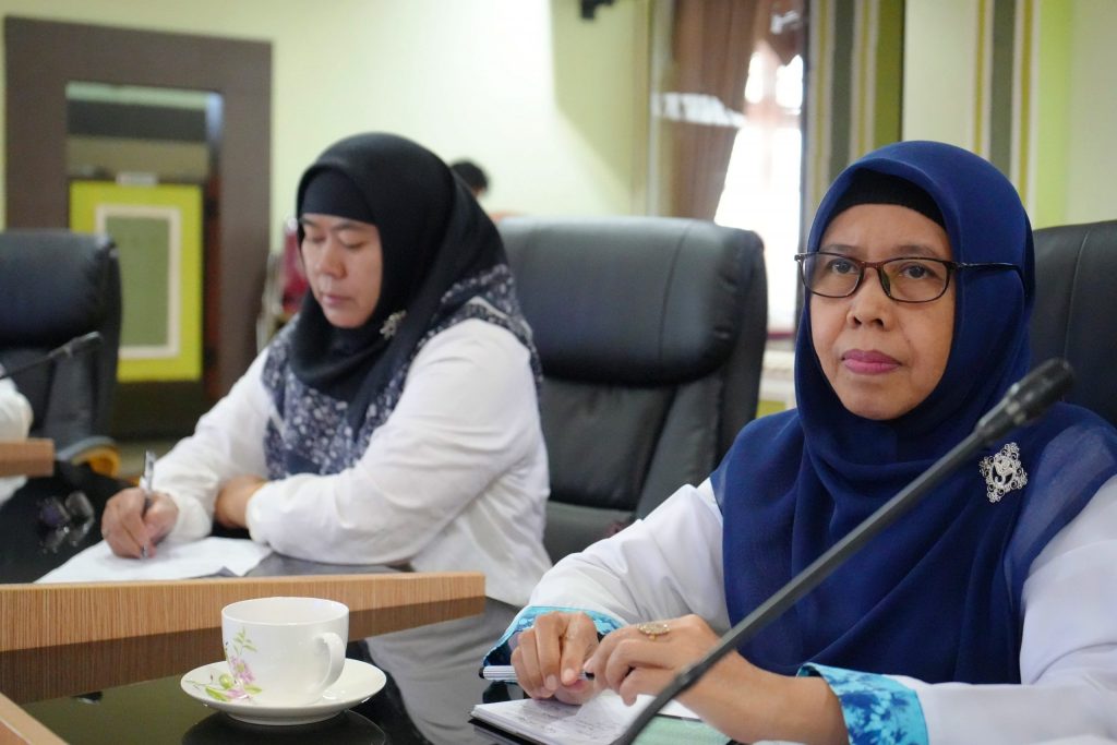 Dekan Fakultas Syariah Dr. Hj. Amelia Rahmaniah, M.H. saat mengikuti Rapim 25 September 2023 (Foto:Humas/Achmad Magfur)
