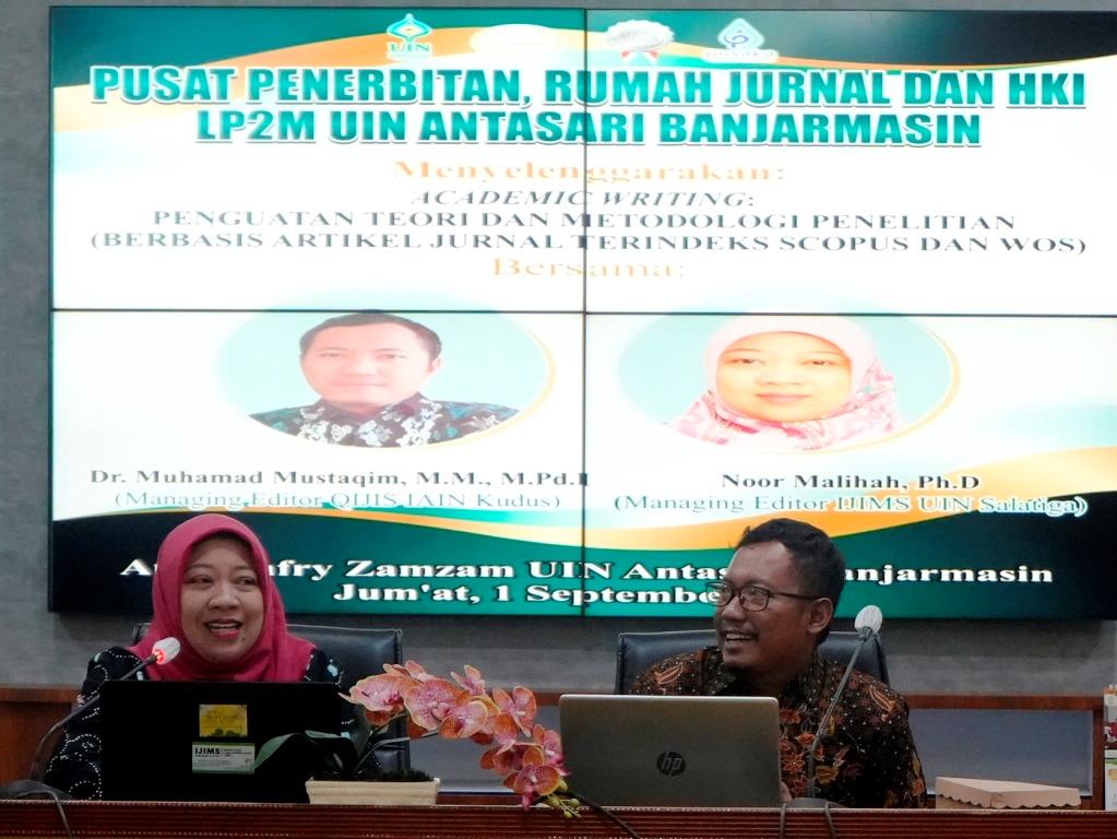 Dua narasumber ahli jurnal internasional saat didatangkan UIN Antasari (Foto Humas Hadi Rustami) - kompres