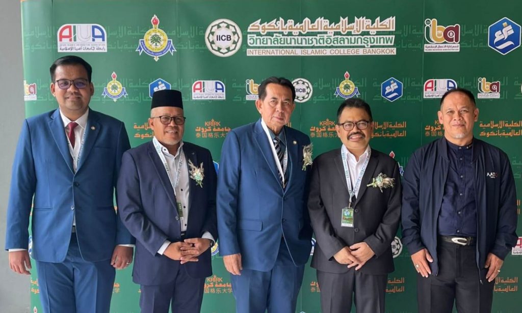 Foto bersama Rektor UIN Antasari Banjarmasin Prof. Dr. H. Mujiiburrahman, M.A. dengan tokoh-tokoh penting berbagai negara.