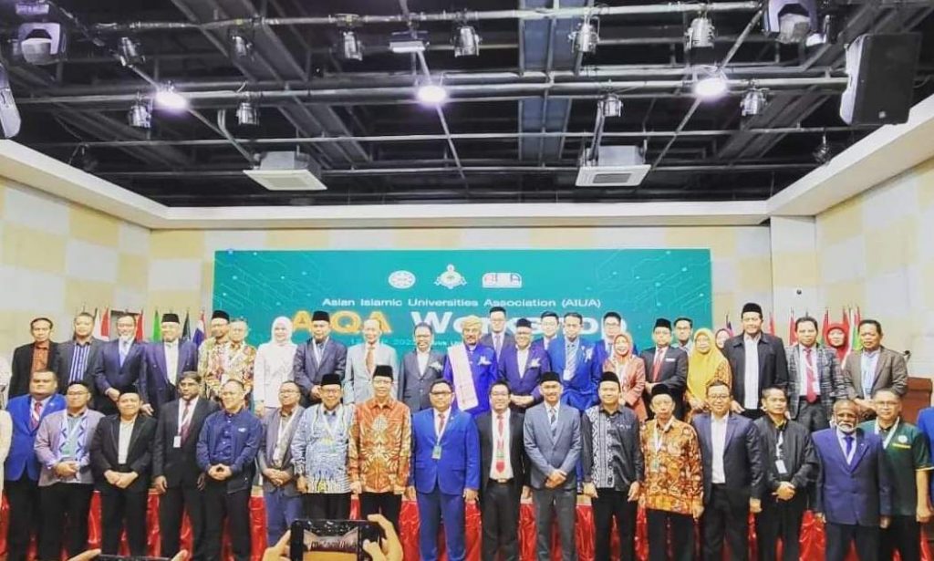 Foto bersama Rektor UIN Antasari dengan para peseserta usai pembukaan acara.