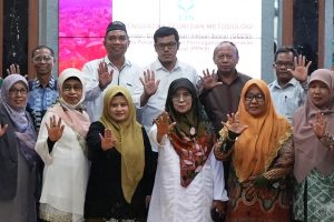 Foto bersama dengan pemateri usai pembukaan acara (Foto:Humas/Hadi Rustami)
