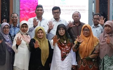 Foto bersama dengan pemateri usai pembukaan acara (Foto:Humas/Hadi Rustami)