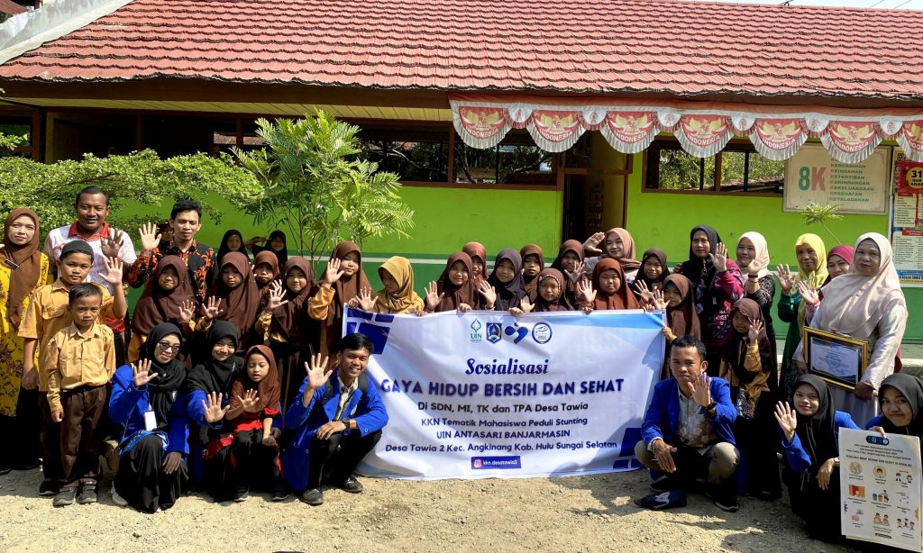 Foto bersama mahasiswa KKN UIN Antasari usai Sosialisasi Gaya Hidup Bersih dan Sehat di SDN Tawia Barat (Foto:Muhammad Yunus untuk Humas)