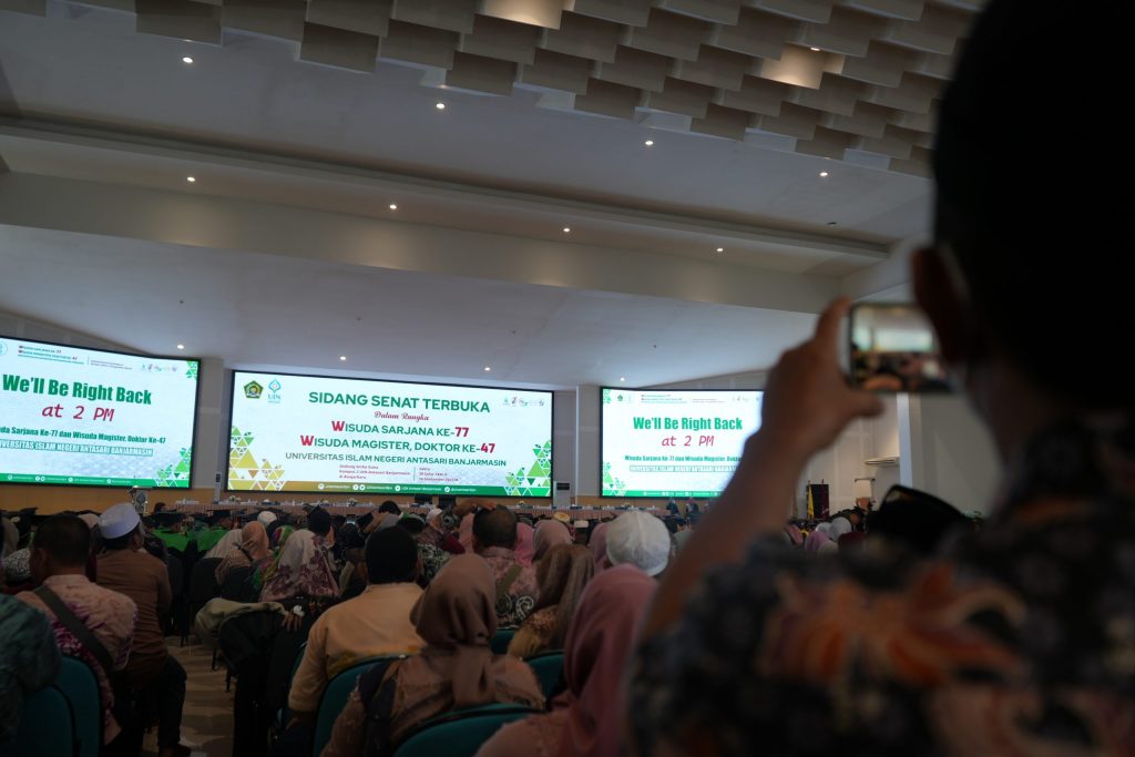 Hadirnya 3 layar besar di Gedung Serbaguna Kampus 2 (Foto:Humas/Achmad Magfur)