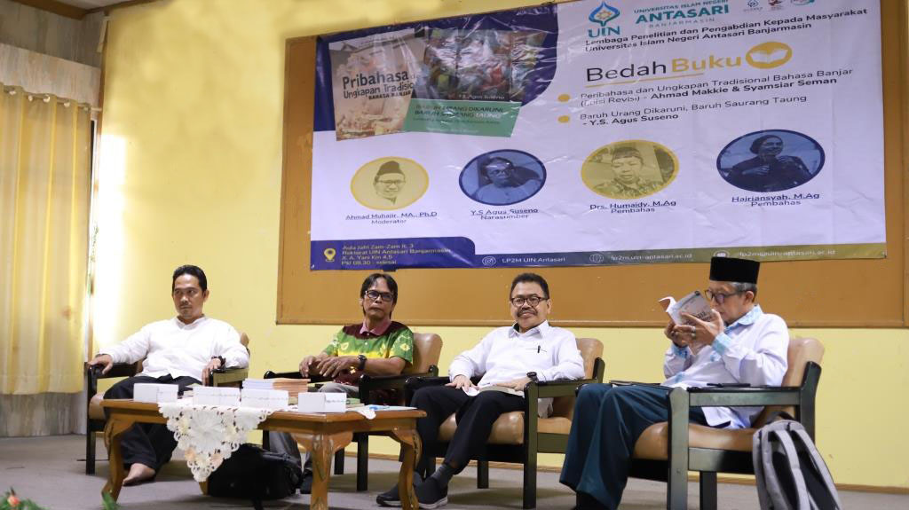 Rektor UIN Antasari (dua dari kanan) saat berhadir di pembukaan bedah buku (Foto Humas Yulida Rifani)