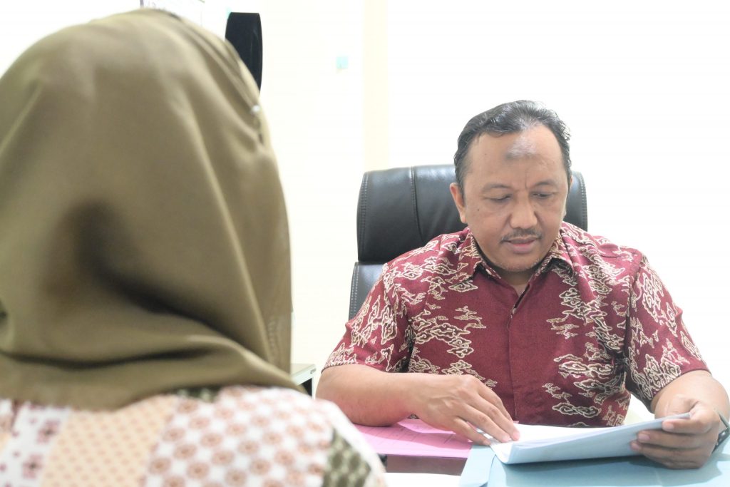 Kabag Mikwa UIN Antasari H. Haris Fadilah, S.Ag., M.Pd.I. saat mewawancara peserta (Foto:Humas/Achmad Magfur)