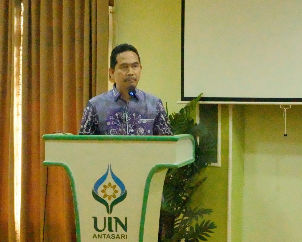 Ketua LP2M UIN Antasari Dr. M. Zainal Abidin, M.Ag. saat menyampaikan laporan panitia (Foto:Humas/Hadi Rustami)
