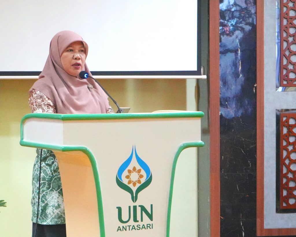 Koordinator PSGAD UIN Antasari Dr. Hj. Norlaila, M.Ag., M.Pd. saat menyampaikan laporan panitia (Foto:Humas/Hadi Rustami)