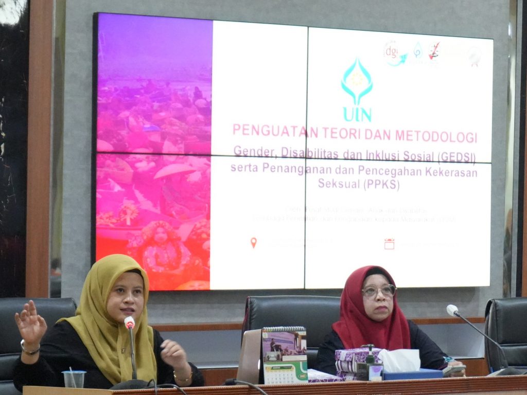 Lena Hanifah, S.H., LL.M., Ph.D. (kiri) saat menjadi narasumber (Foto:Humas/Hadi Rustami)