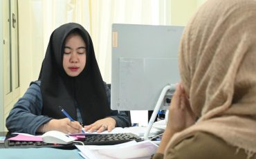 Nurrizky Novita Wardhani, S.Kom., M.I.Kom. saat bertugas mewawancara peserta seleksi penerima KIP Kuliah 2023 (Foto Humas Achmad Magfur)