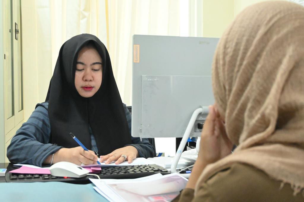 Nurrizky Novita Wardhani, S.Kom., M.I.Kom. saat bertugas mewawancara peserta seleksi penerima KIP Kuliah 2023 (Foto Humas Achmad Magfur)