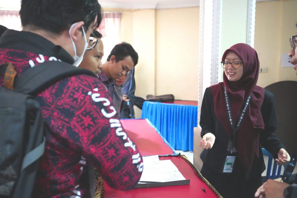 Panitia sedang membantu para tamu registrasi (Foto:Humas/Achmad Magfur)