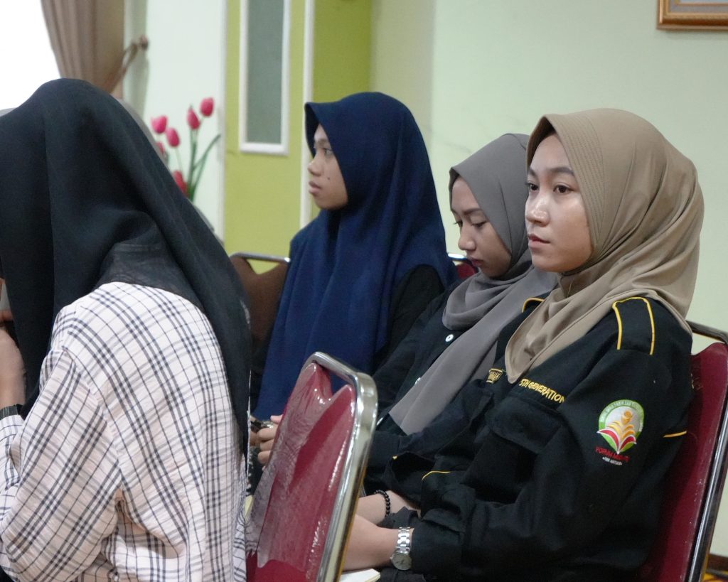 Para mahasiswi saat diikutkan dalam penguatan penelitian GEDSI dan PPKS (Foto:Humas/Hadi Rustami)