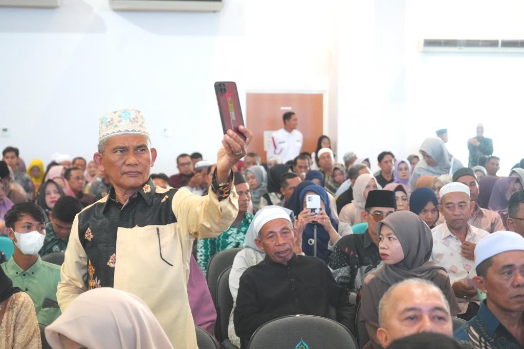 Para orang tua wisudawan-wisudawati saat mengabadikan momen acara penting (Foto:Humas/Achmad Magfur)