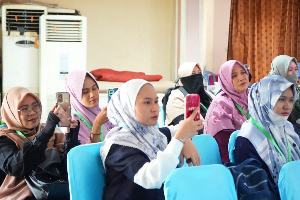 Para peserta dari berbagai daerah saat tertarik mendengarkan madihin (Foto:Humas/Achmad Magfur)