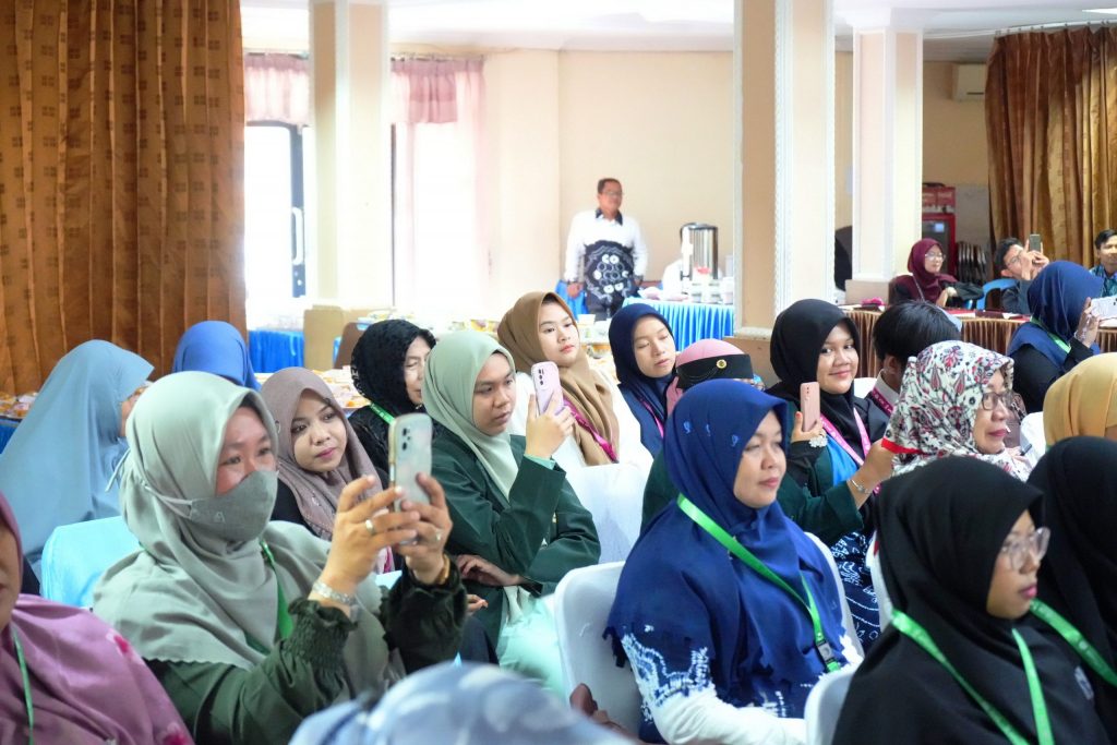 Para peserta dari berbagai daerah sedang mendengarkan penampilan madihin (Foto:Humas/Achmad Magfur)