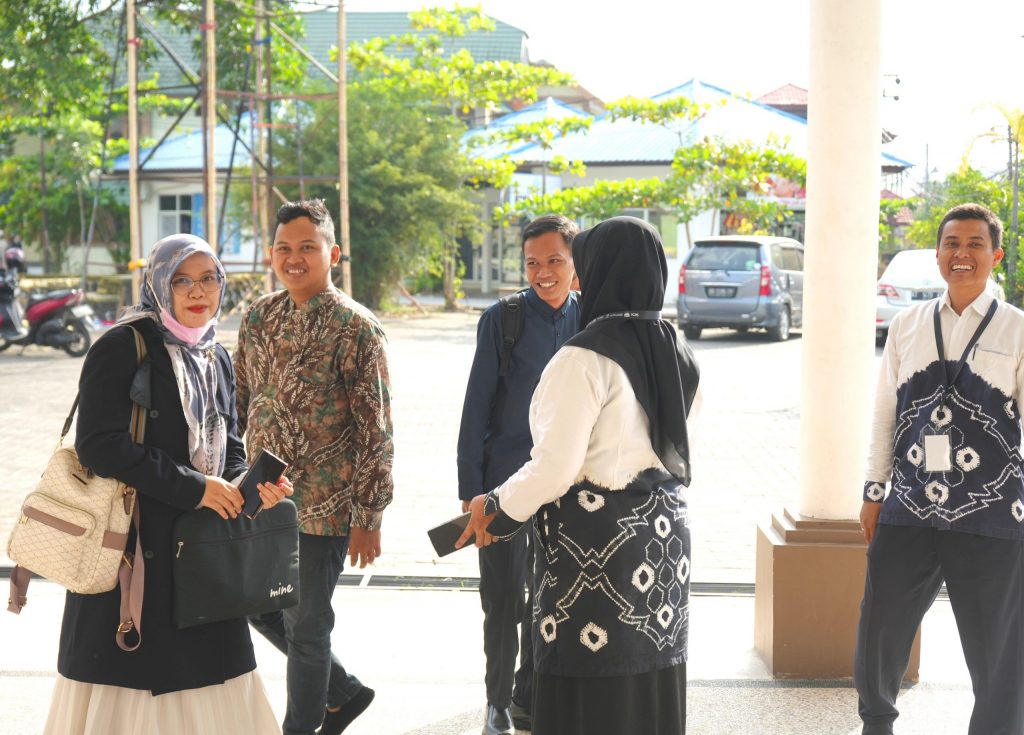 Para tamu berdatangan ke Auditorium Mastur Jahri (Foto:Humas/Achmad Magfur)