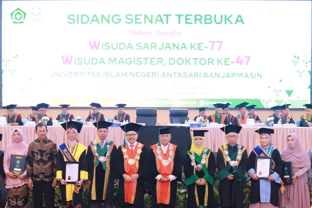 Penyerahan penghargaan wisudawan-wisudawati terbaik di upacara wisuda sarjana ke-77 September 2023