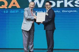 Rektor UIN Antasari Banjarmasin Prof. Dr. H. Mujiburrahman, M.A. (kanan) saat menerima kenang-kenangan dari tuan rumah.