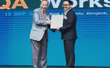 Rektor UIN Antasari Banjarmasin Prof. Dr. H. Mujiburrahman, M.A. (kanan) saat menerima kenang-kenangan dari tuan rumah.