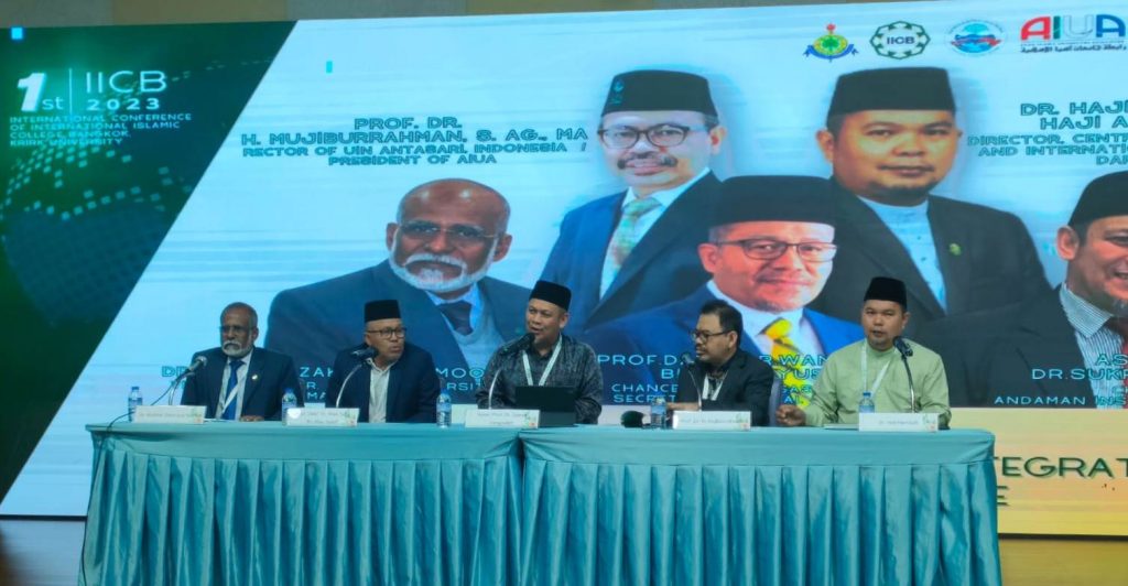 Rektor UIN Antasari Prof. Dr. H. Mujiburrahman, M.A. (2 dari kanan) saat menjadi pembicara di konferensi internasional di Thailand.