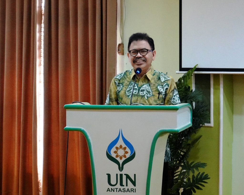 Rektor UIN Antasari Prof. Dr. H. Mujiburrahman, M.A. saat memberikan sambutan (Foto:Humas/Hadi Rustami)