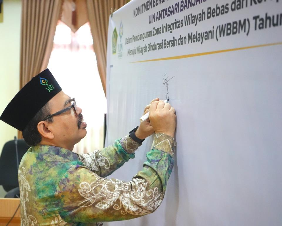 Rektor UIN Antasari Prof. Dr. H. Mujiburrahman, M.A. saat memulai penandatanganan komitmen WBBM (Foto Humas Hadi Rustami)